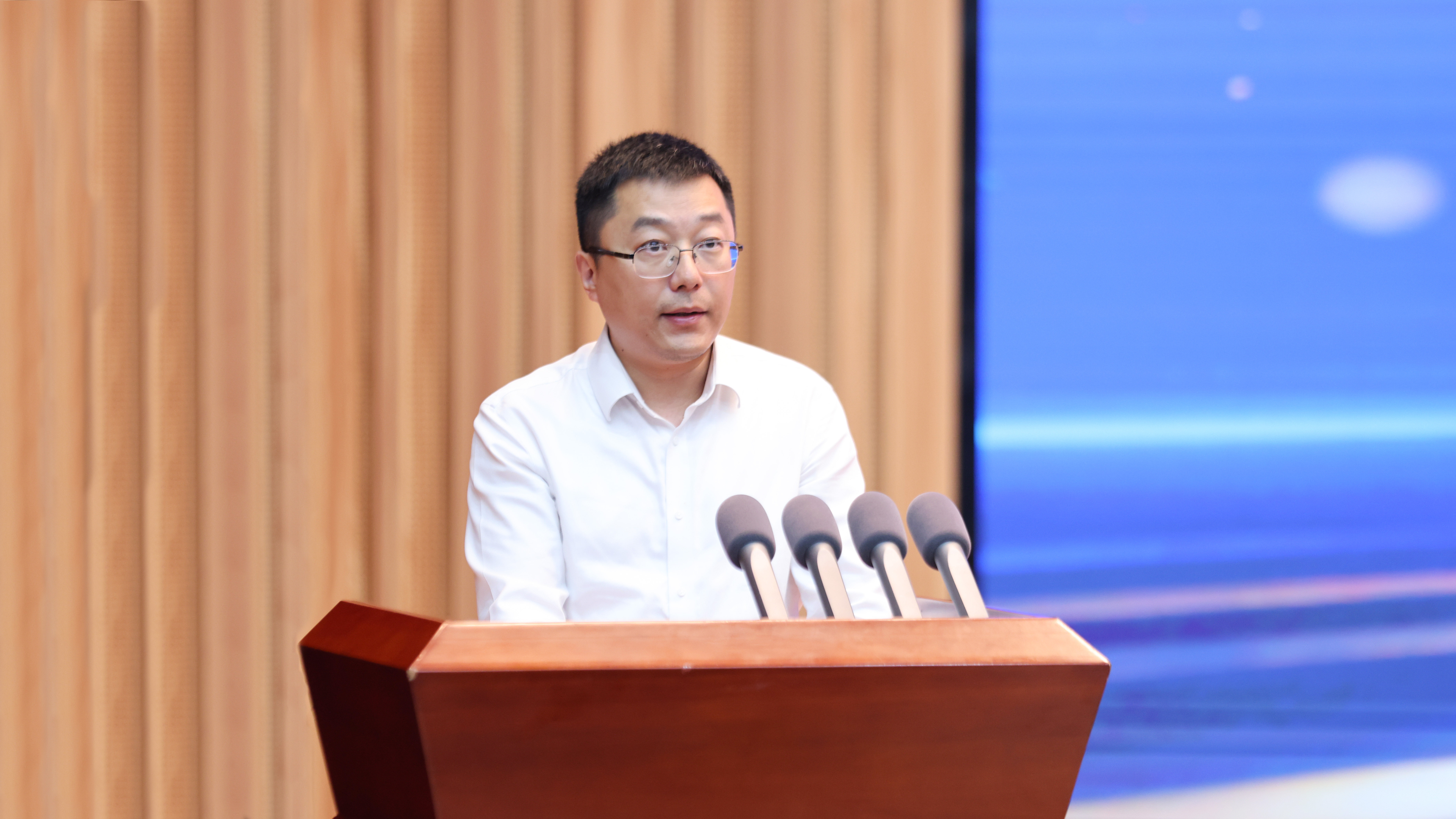 11.李亮.jpg 11.李亮.jpg